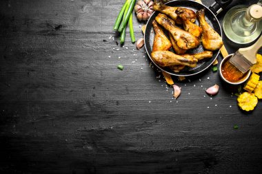 Kızarmış tavuk budu adet Mısır ve sos ile.