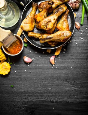 Kızarmış tavuk budu adet Mısır ve sos ile.