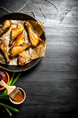 Tavuk budu domates sosu ve yeşil soğan ile.