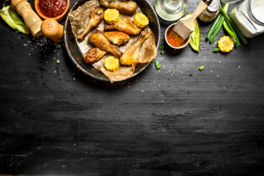 Kızarmış tavuk budu adet Mısır ve sos ile.