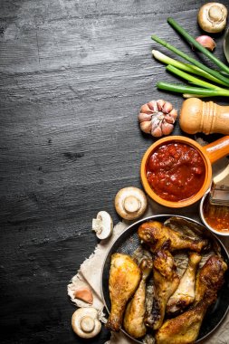 Kızarmış tavuk mantar, sarımsak, soğan ile