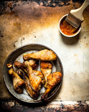 Bir tavada tavuk yerleştirin