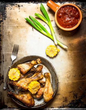 Mısır ve domates soslu tavuk budu.