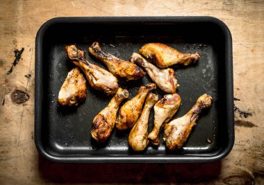 Tavuk budu fırın tepsisine.