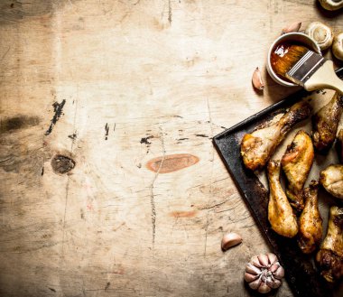 bir tavada kızarmış tavuk budu