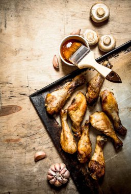 bir tavada kızarmış tavuk budu