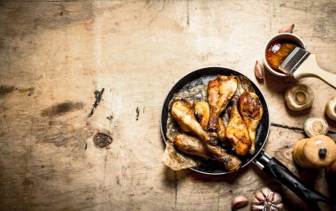 Domates soslu tavada kızarmış tavuk budu