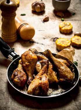 Kızarmış tavuk budu Mısır ve sarımsak ile.