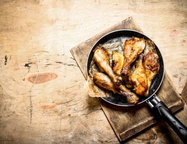 Tavada kızarmış tavuk budu.