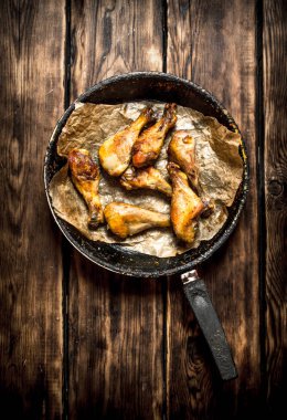 Tavada kızarmış tavuk budu.