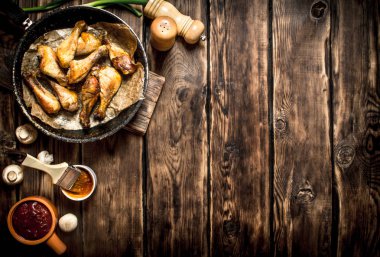 Domates soslu kızarmış tavuk bacağı..