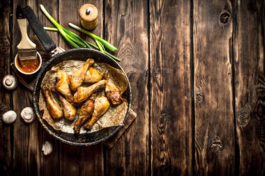 Domates soslu kızarmış tavuk bacağı..