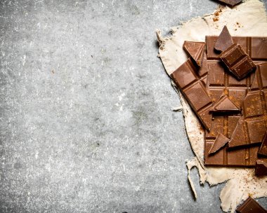 Eski kumaş üzerine çikolata.