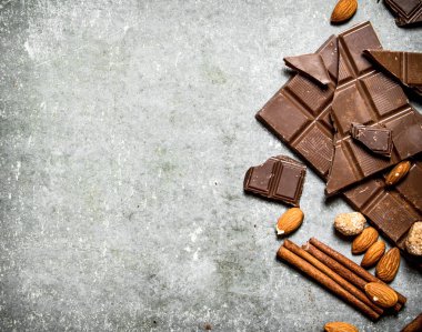 Çikolata tarçın ve badem ile.