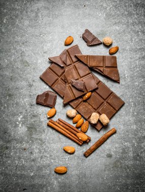 Çikolata tarçın ve badem ile.