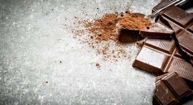 Çikolata ile kaşık kakao tozu.