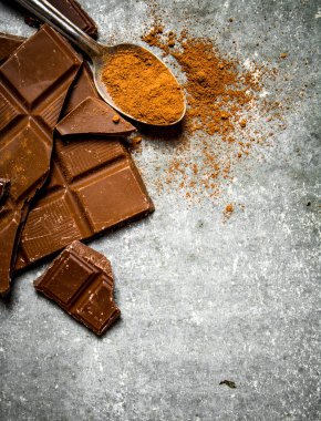 Çikolata ile kaşık kakao tozu.