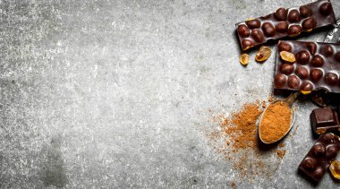 Çikolata fındık ve kaşığı toz kakao.