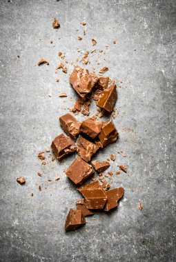 Kara çikolata parçaları..