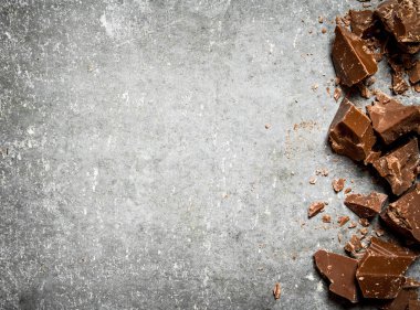 Kara çikolata parçaları..