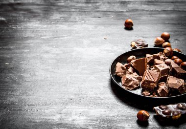 Bütün fındık çikolata parçaları.