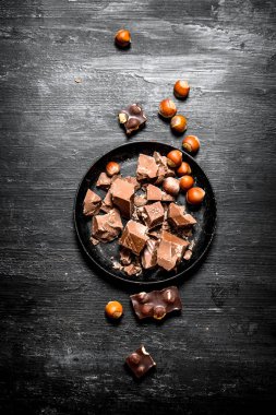 Bütün fındık çikolata parçaları.