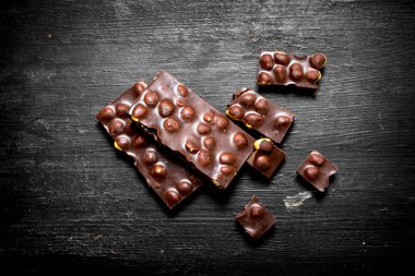 Bütün fındık çikolata parçaları .
