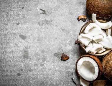 Bir kase ve bütün Hindistan cevizi hindistan cevizi hamuru.