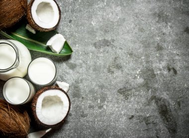 Bir kavanoz içinde Hindistan cevizi sütü