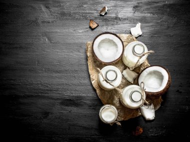 Hindistan cevizi sütü şişelerde.