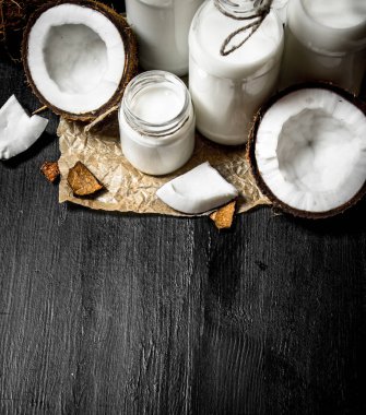 Hindistan cevizi sütü şişelerde.