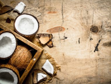 Eski bir kutu içinde taze hindistancevizi.