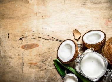 Bir kavanoz içinde Hindistan cevizi sütü.