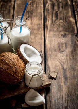 Hindistan cevizi sütü şişelerde.