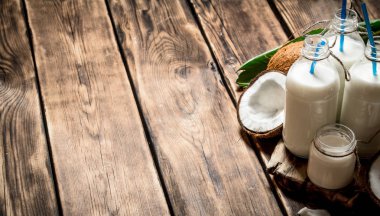 Hindistan cevizi sütü şişelerde.