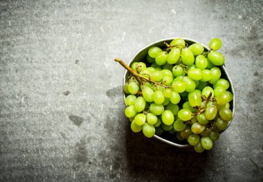 Eski tencerede beyaz üzüm.