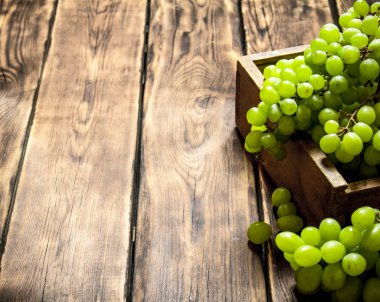 Eski bir kutu içinde beyaz üzüm.