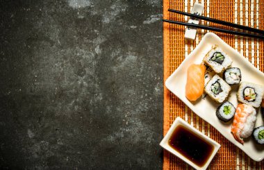 Rulo ve suşi bambu soya sosu ile.