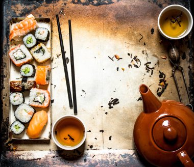 Suşi ve rulo ile bitkisel çay