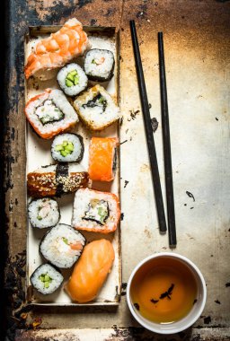 Suşi ve rulo ile bitkisel çay