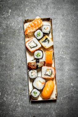 tepsi suşi rulo ve deniz ürünleri.