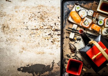 Rulo ve suşi ile bitkisel çay .