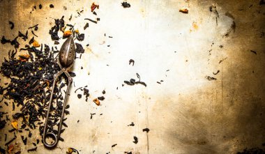 Geleneksel çay demlik kaşık ile.