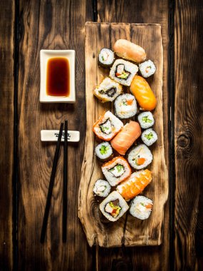 Suşi ve rulo deniz ürünleri soya sos ile.