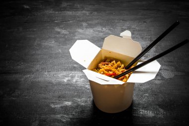 Geleneksel buğday noodle sebze ve deniz ürünleri ile.