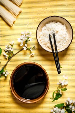 Soya sosu ve kiraz dallar ile haşlanmış pirinç