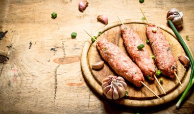 Sarımsak ve soğan sığır eti ham kebap.