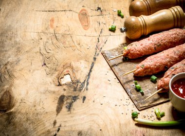 Çiğ domates sosu ve yeşil soğan kebabı.