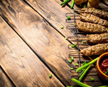 Domates sosu ve yeşil soğan kebabı.