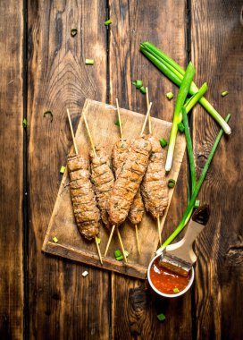 Kebap yeşil soğan ve acı sos ile.